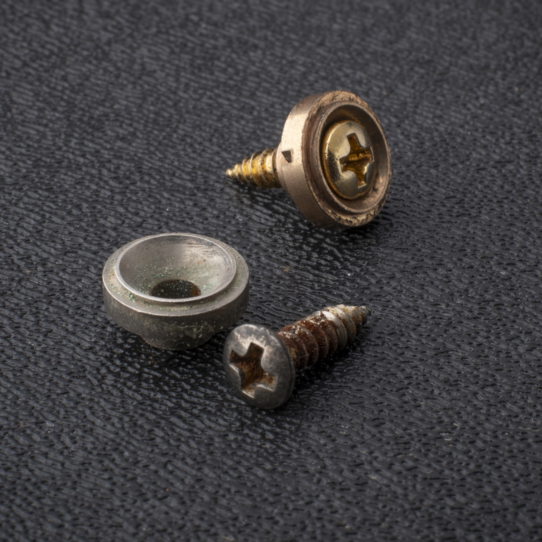 GuitarSlinger Cryocated Aged String Tree for 50s Strat