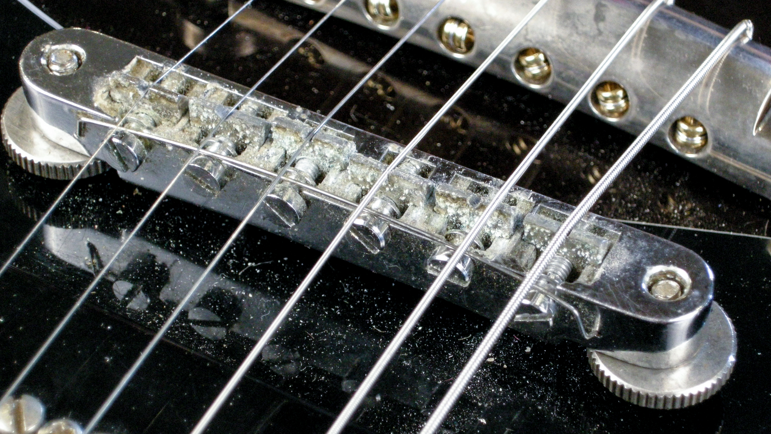 Clean up your old electric guitar saddles