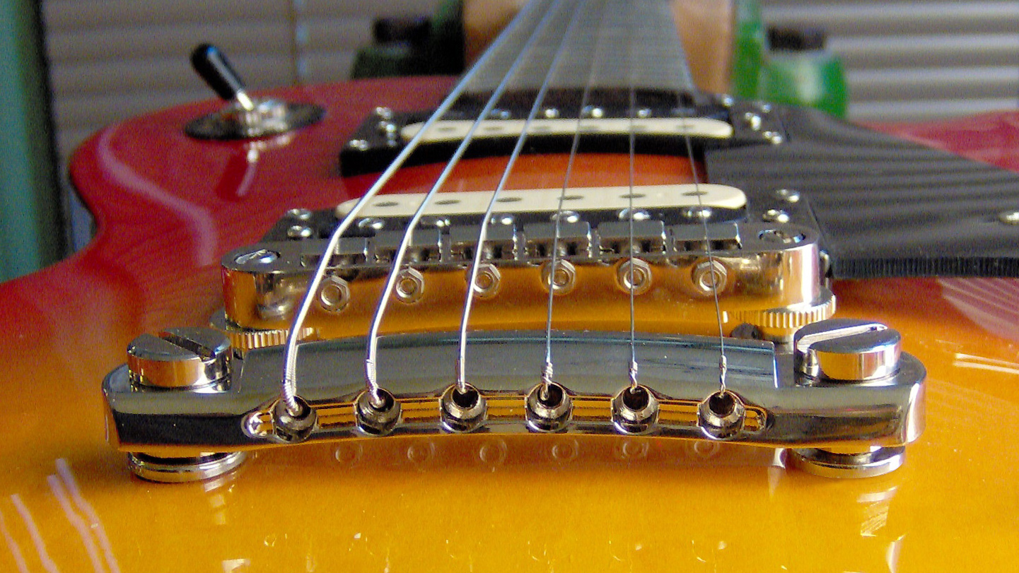Better tone with a lighter Tune-o-matic bridge and tailpiece