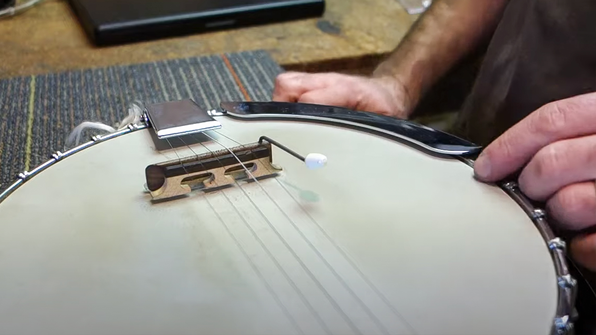 Do-it-yourself banjo bridge lifter