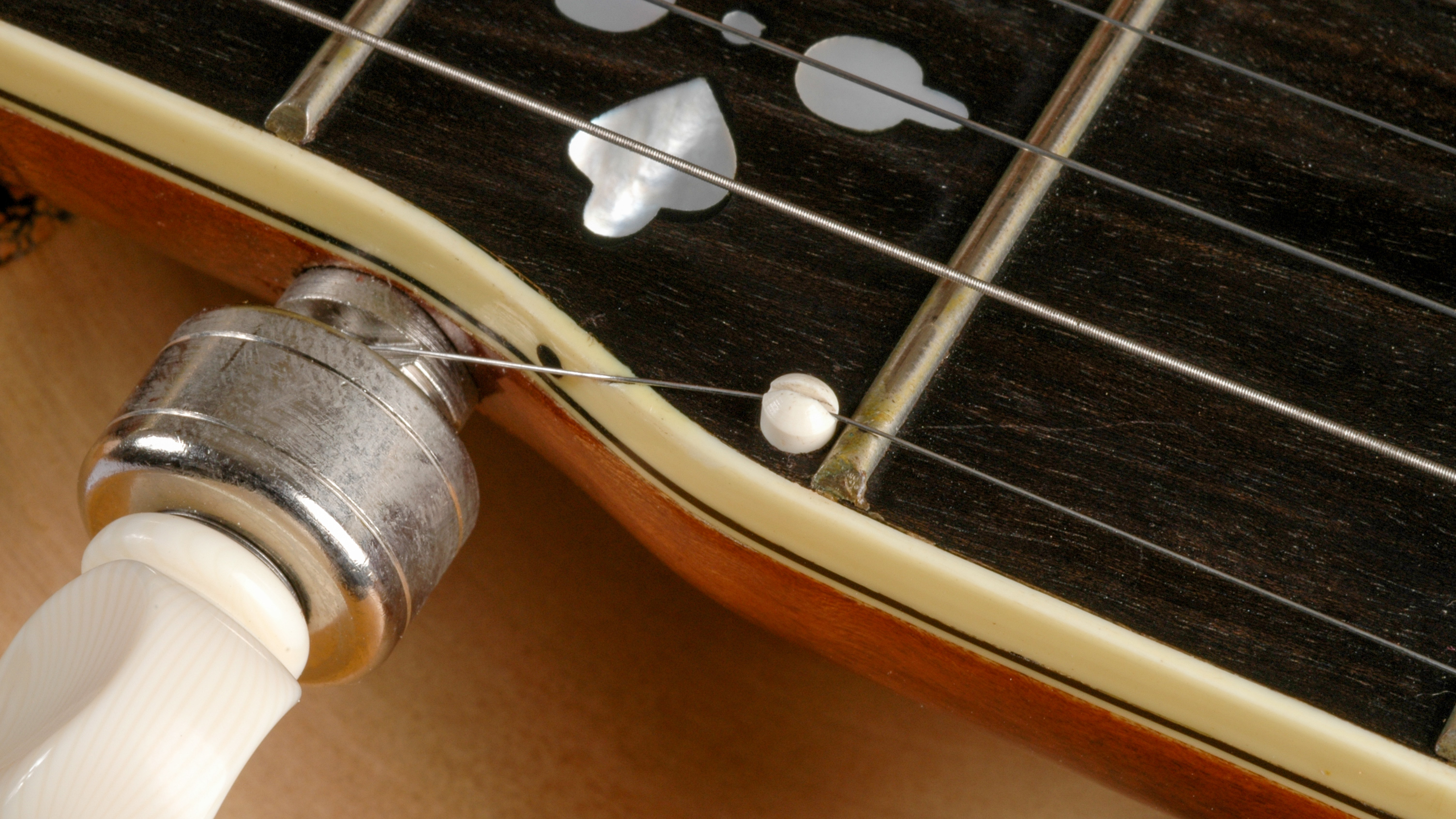 Setting up a banjo's 5th string: nut, capos and peg