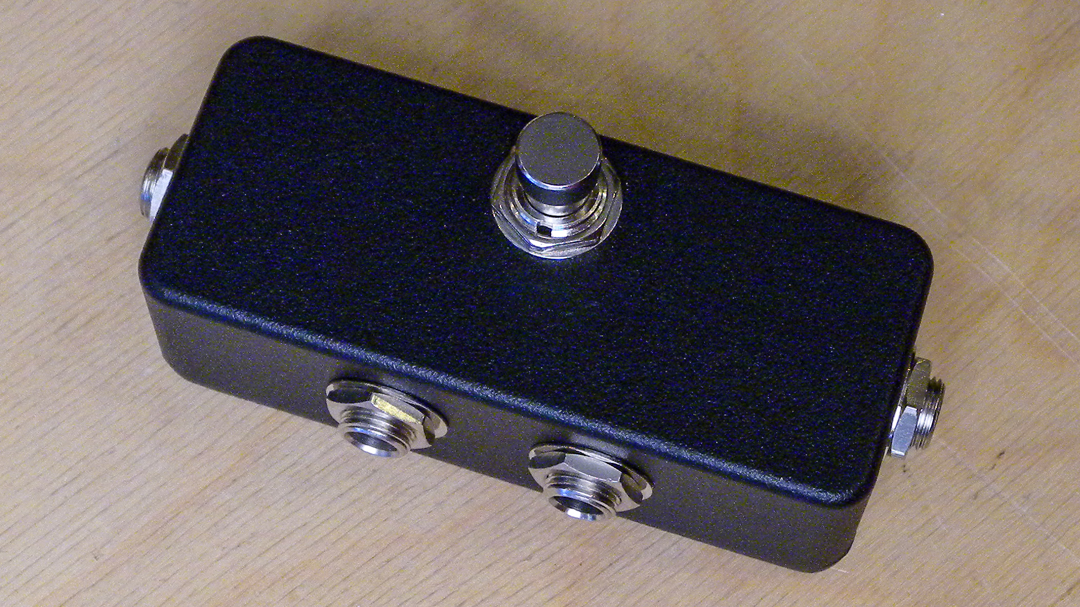 Build this bypass pedal to turn your stompboxes OFF!