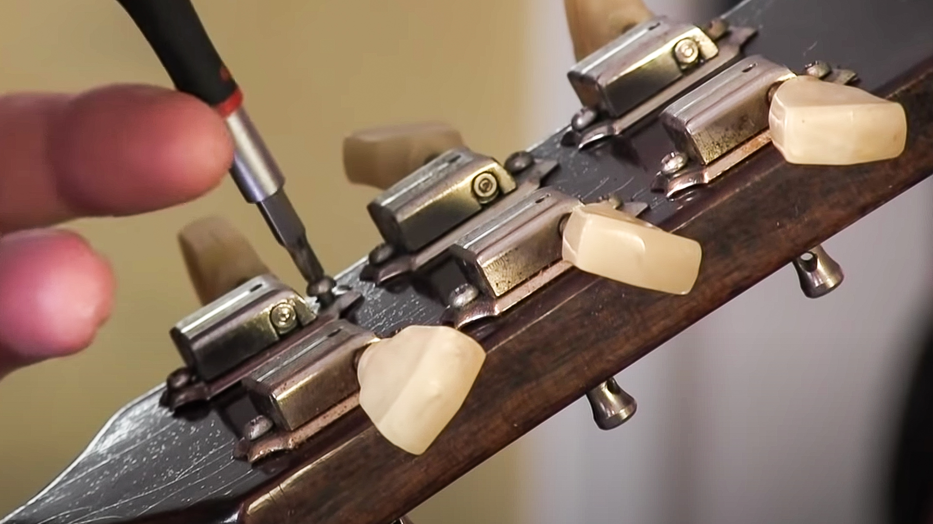 How to clean and lube dirty old guitar tuners