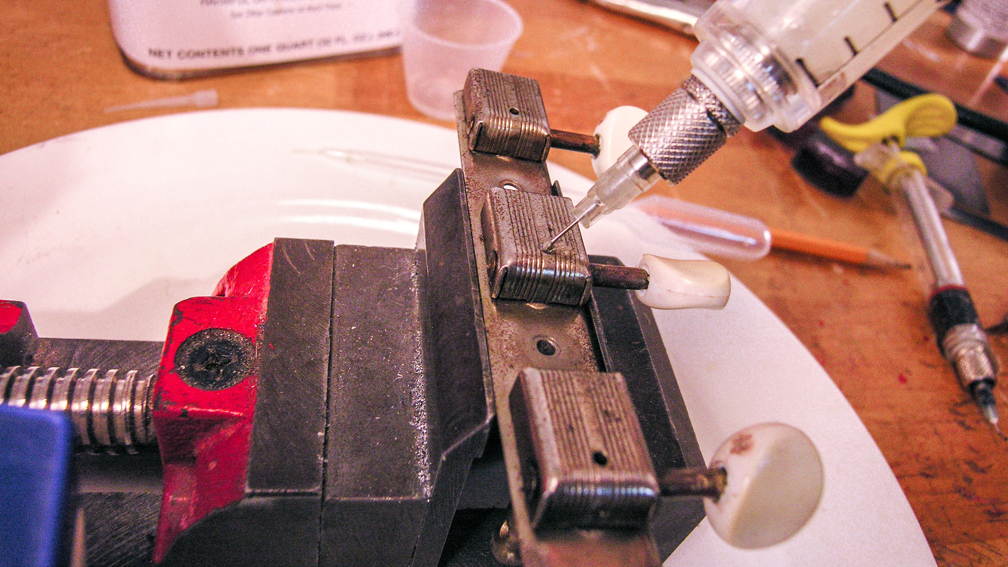 Lubricating guitar tuners