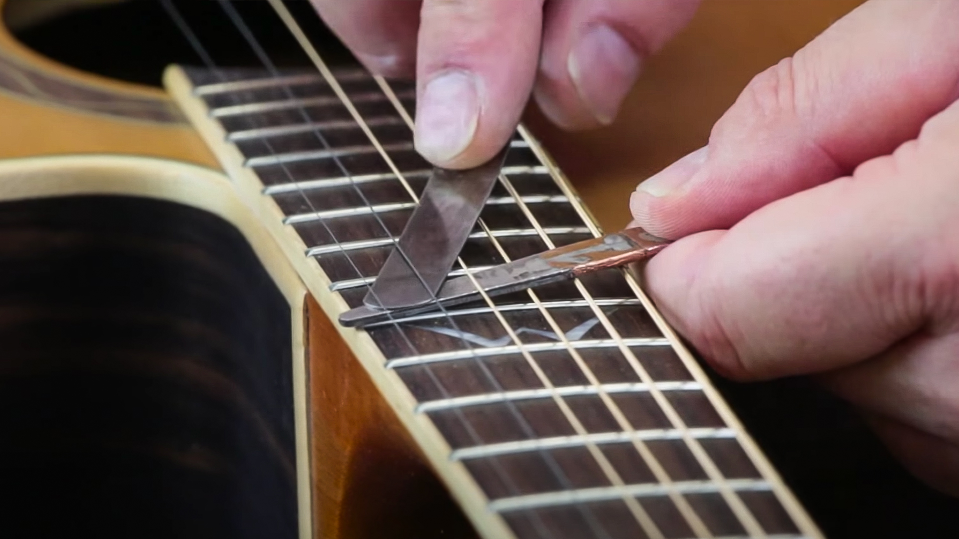 Nut and Saddle Sander demo by Roberto Fontanot