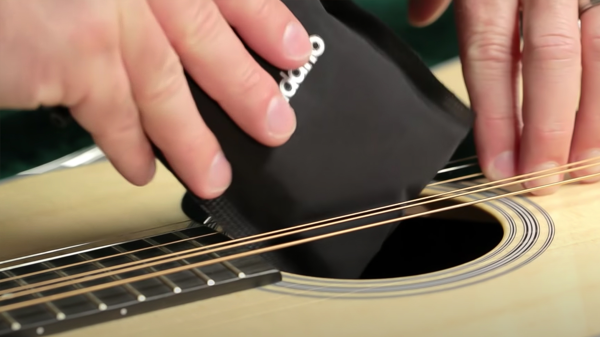 The D'Addario Two-Way Humidification System